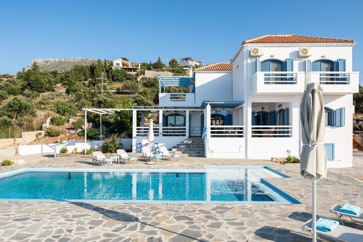 Luna, large airy villa with private pool gallery image 2
