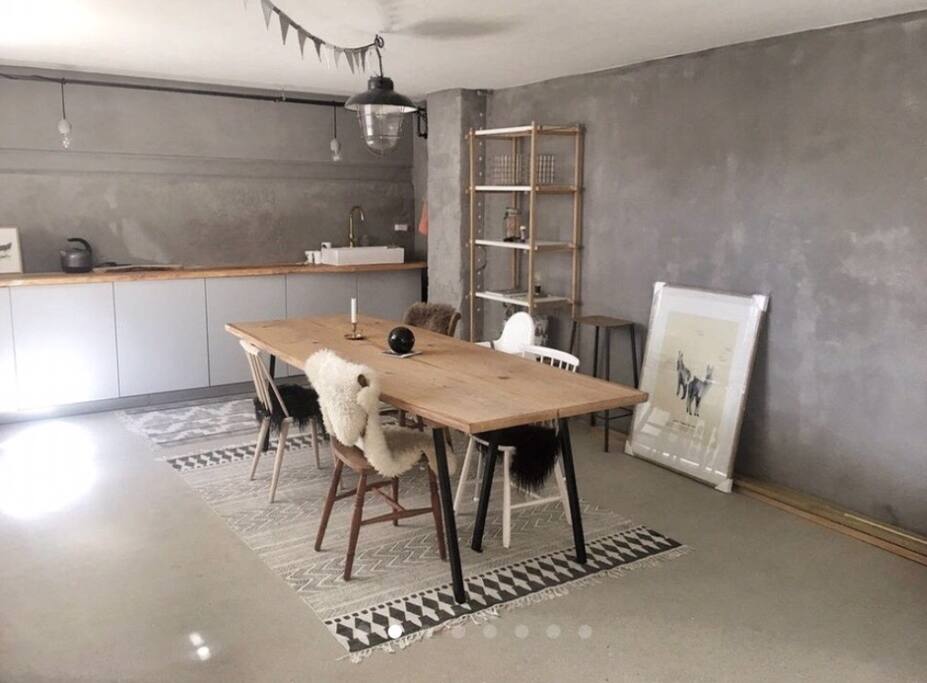 Dansk: Soveværelsets anden ende, har en stor spiseplads/arbejdsplads hvor man kan nyde et glas vin eller arbejde i frem og ro /
English: The other end of the bedroom - as you see, it is also an extra living room or working room - you can have a glass of wine or work in piece.
