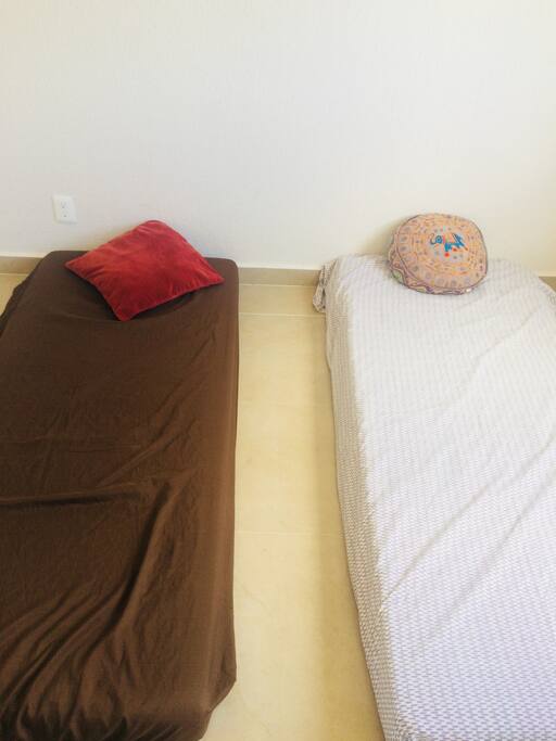 -Habitación, 1 o 2 personas , 2 camas individuales, sabanas y cojines limpios, ventiladores de techo, ventana corrediza grande, vista a la selva, pequeña mesa, baño con ducha todo nuevo, cocina equipada con estufa 6 calentadores de gas y horno, microondas, licuadora, refrigerador, utensilios de cocina, lavaplatos, sillón en la estancia, balcon con vista a la palapa y alberca, cajón de estacionamiento, vigilancia 24 horas, palapa, alberca, camastros, 5 minutos de la playa, sobre Avenida Constituyentes, fácil y rápido acceso a vías rápidas, transporte de inmediato.