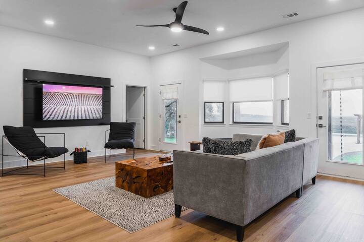 The VIEW•Pool•Spa•Goats•Chickens Sleeps 20|13 beds gallery image 2