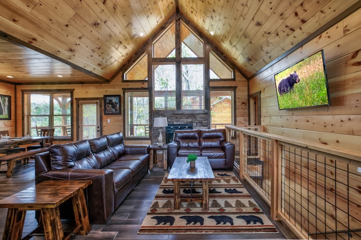 วิวจากทางเข้าห้องโดยสาร เฟอร์นิเจอร์ที่มีแสงสว่างและทันสมัยมากมาย