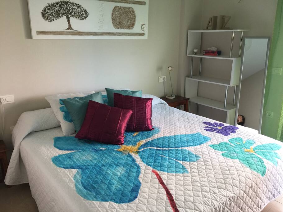 Habitación principal. Desde la cama puede contemplarse el mar. Las dos camas pueden juntarse para hacer una cama de matrimonio o se pueden separar individualmente.