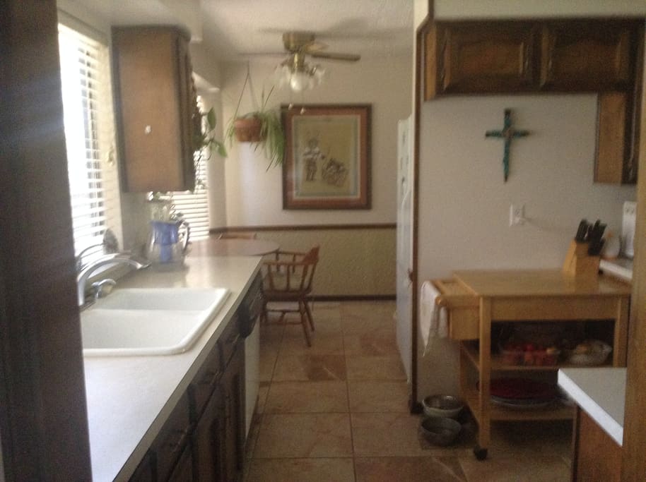 Kitchen with kitchenette seats 4