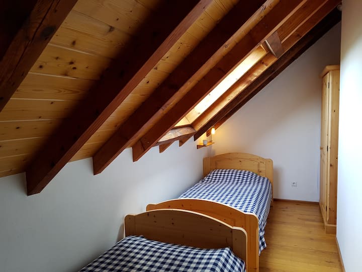 Dormitorio con 2 camas individuales