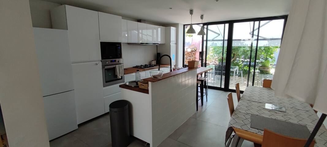 180 M2/4 lits/clim/tram/gare/parking option/filet gallery image 2