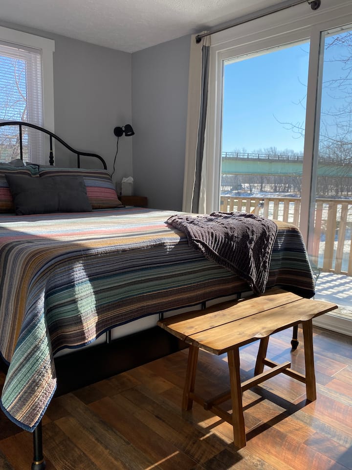 Dormitorio del primer piso, cama de matrimonio, con acceso a la terraza.