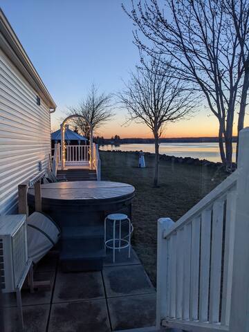 Beautiful waterfront house with hot tub