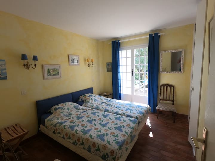 2号卧室，带露台和泳池通道

2号卧室，带露台和泳池通道