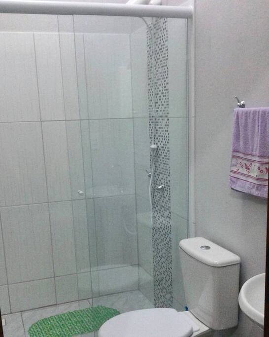 Banheiro com box de vidro