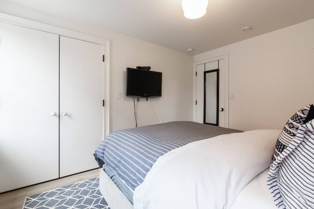 The bedroom tv has cable / premium channels