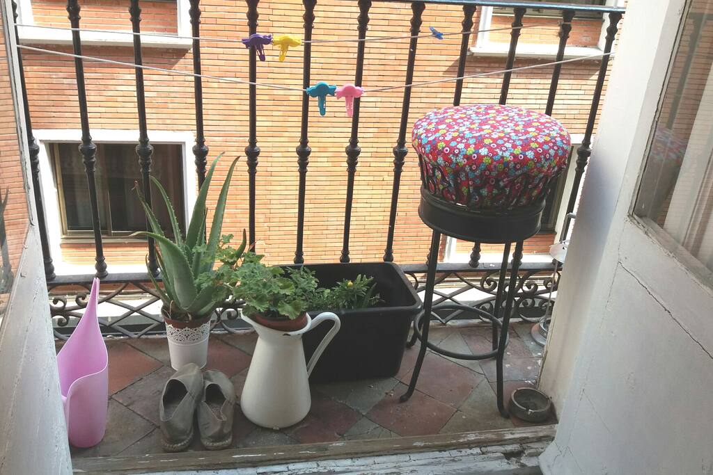 balcon a la calle ,ideal para salir respirar y y ventilar la estancia