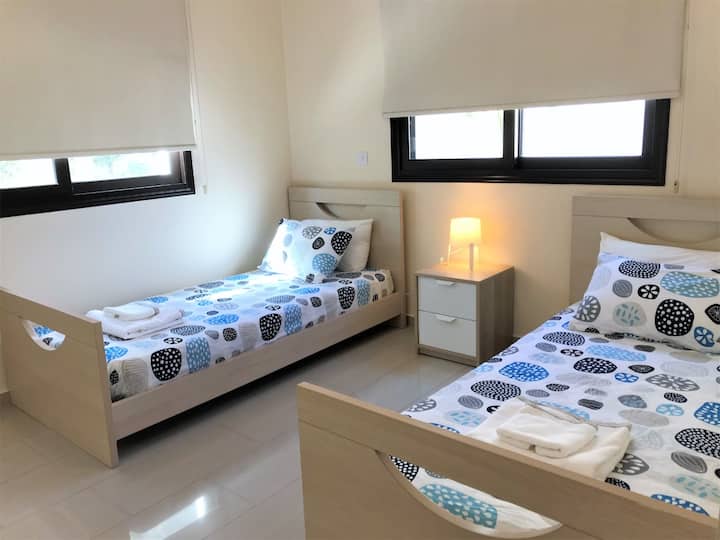 带双人床的卧室