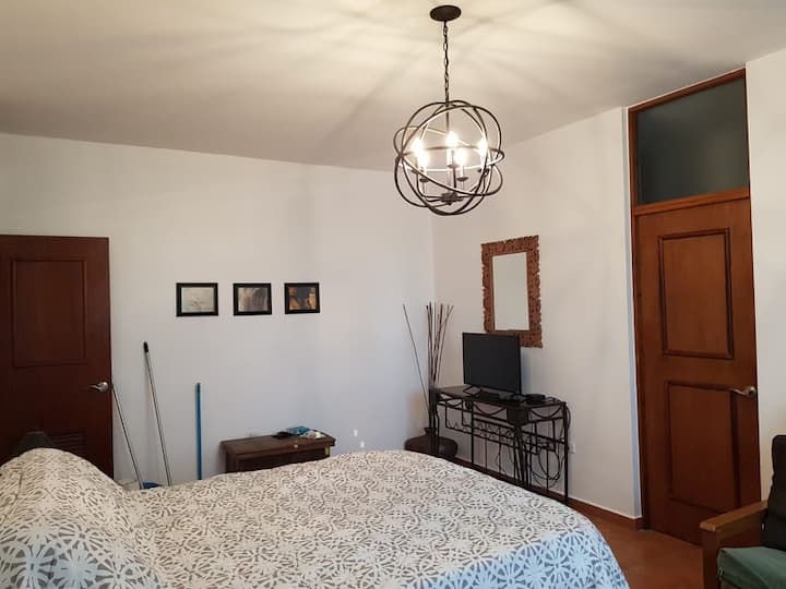 Chumba cha kulala 1 kilicho 
na bafu lililosasishwa