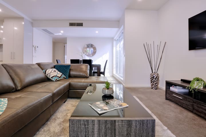 Stylish 3 BR Melb Apartment with Outdoor Alfresco