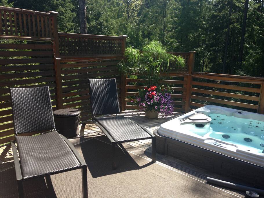 Private hot tub and deck