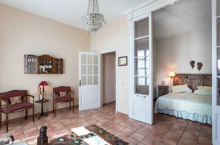 Suite de matrimonio con aire acondicionado y vistas al mar