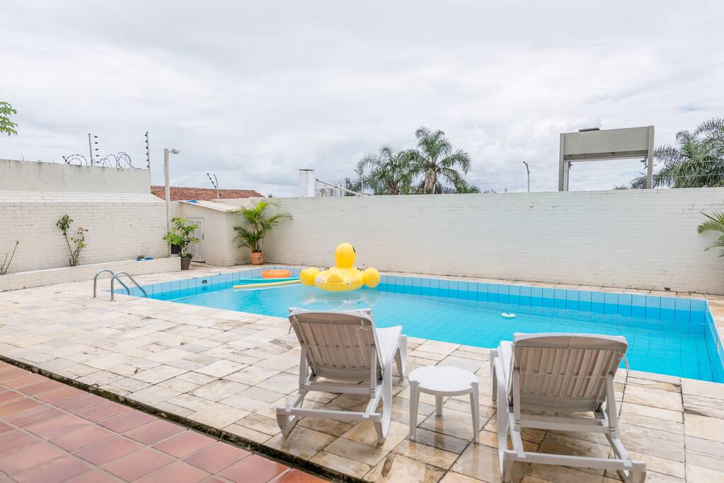 Piscina com espreguiçadeiras