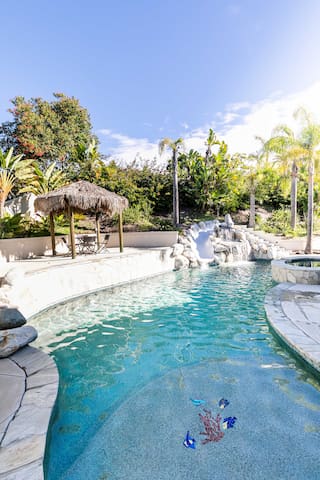 Luxurious Home w/Hot Tub & Pool + Water Slide