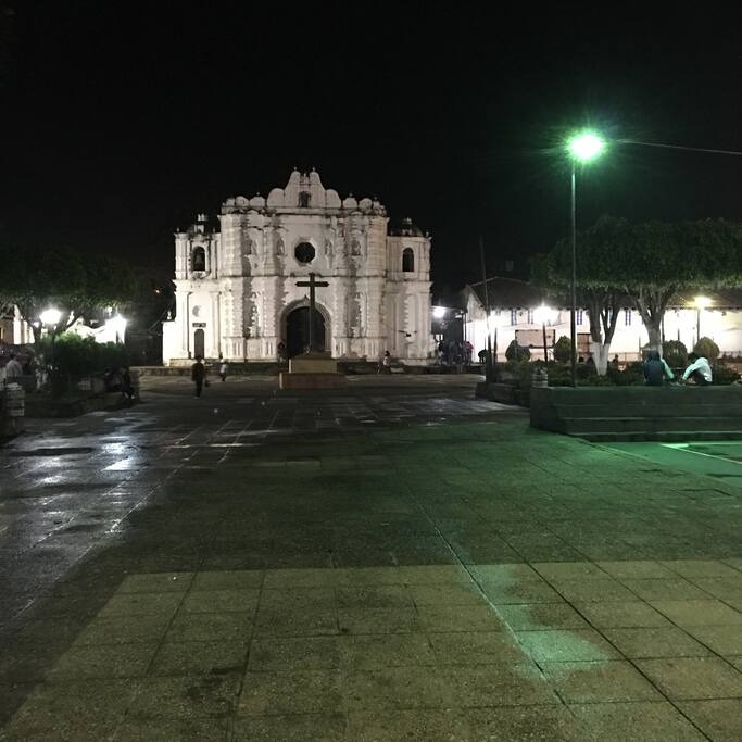 La plaza en Santa Ana, dónde encuentras street food.