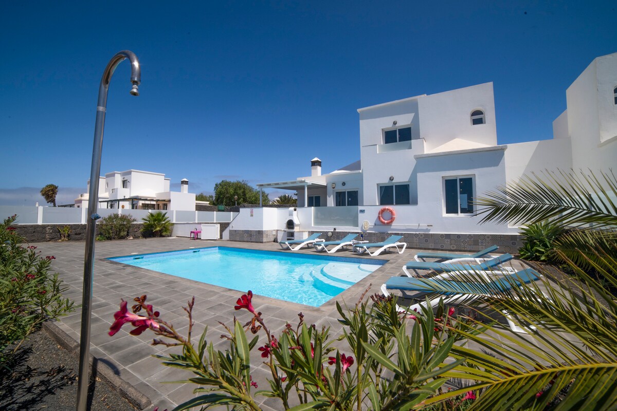 Top Airbnb: Villa Pebbles contemporary villa with heated pool in Yaiza