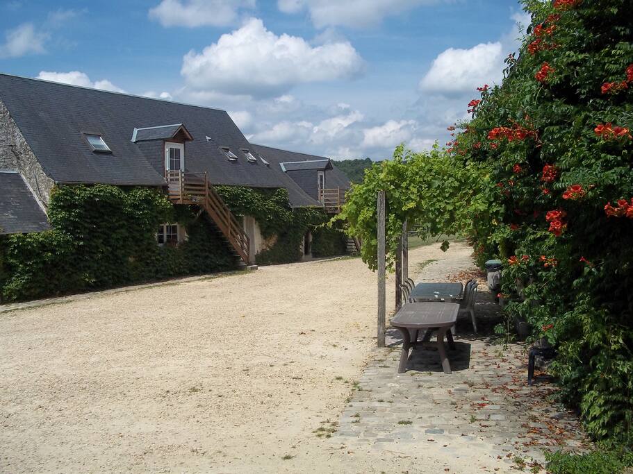 dortoir en bas; chambres en haut