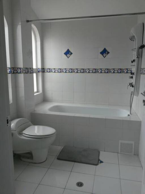 Aurpó. Baño con bañera