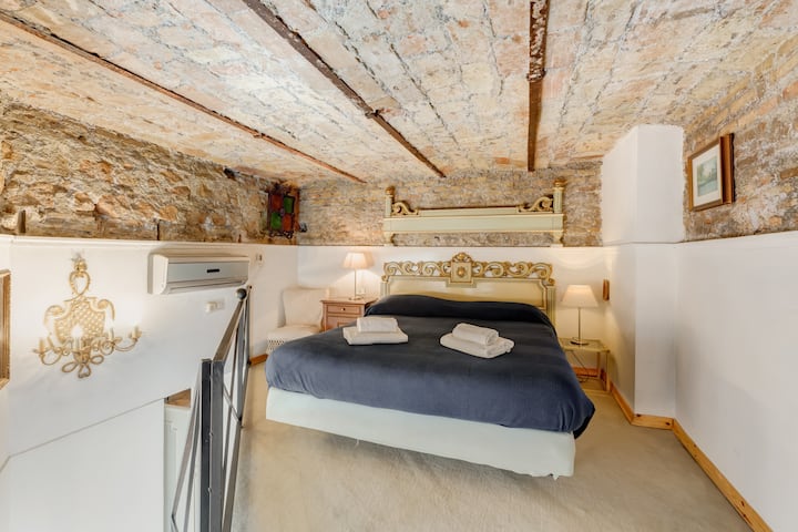 Amplio dormitorio en el entresuelo. Techos originales (según el proyecto del conocido arquitecto Busiri Vici)