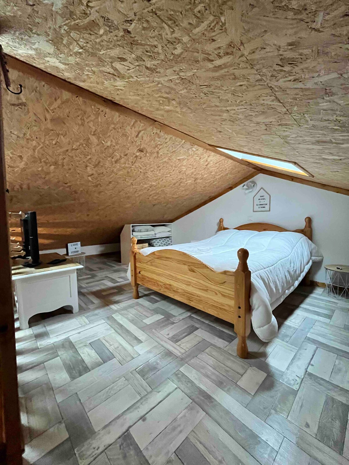 Habitación 5 
En altillo abuhardillado + 2 velux
1 cama de 140 con estantes de almacenamiento