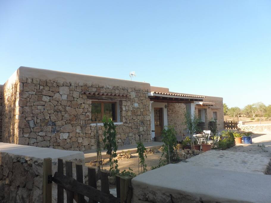 fachada y parte del patio de la entrada