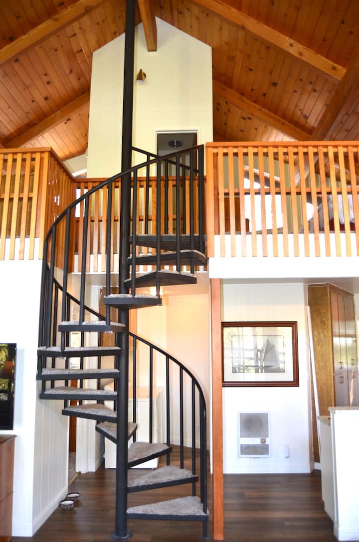 מדרגות לולייניות ללופט