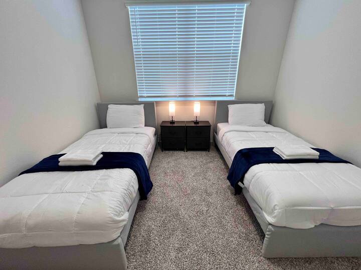 Spavaća soba 3 s 2 kreveta za jednu osobu i 2 noćna ormarića 