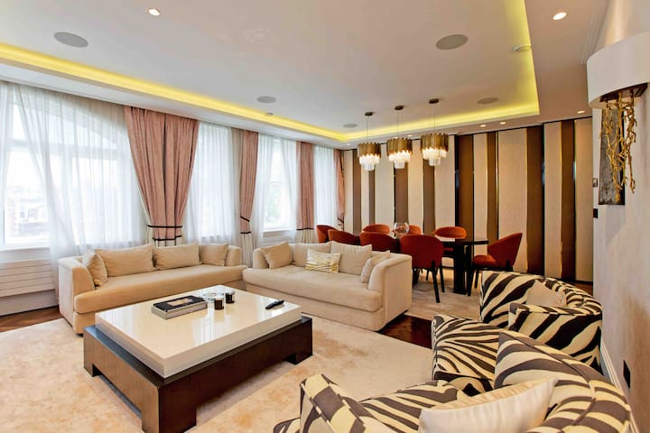 Luxury 3 Bed 3 Bath Knightsbridge opposite Harrods gallery image 2