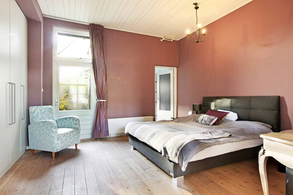 King size double bed in spacious bedroom