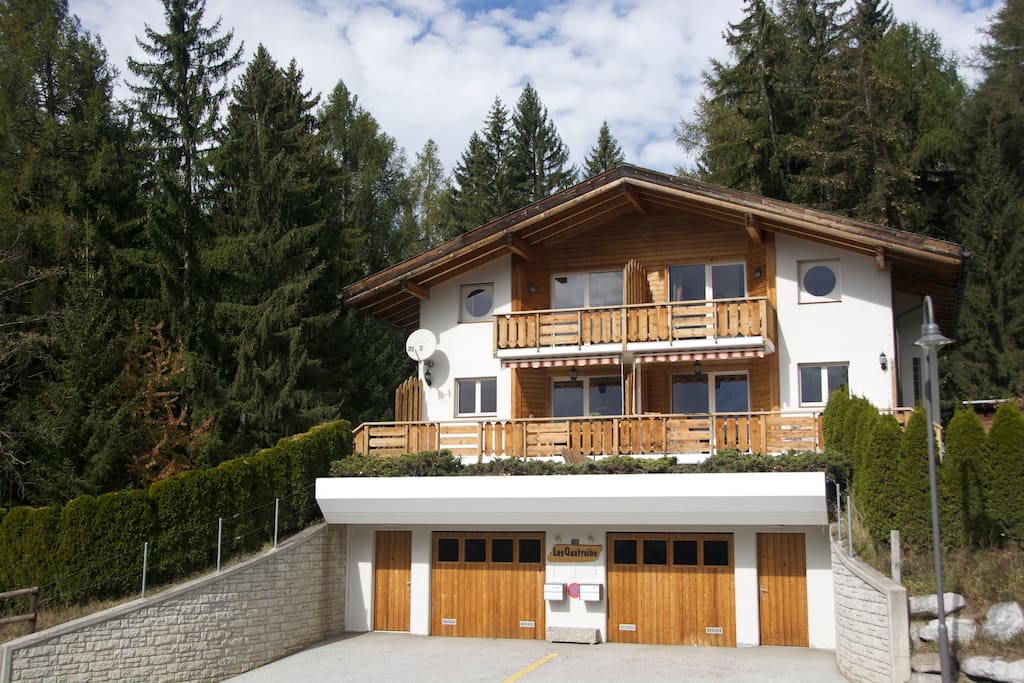 Chalet mitoyen (partie de gauche sur la photo) en été