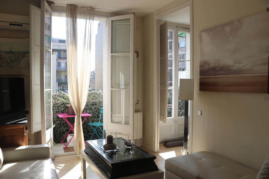 Comfortable salon to relax after a long walking day towards the city