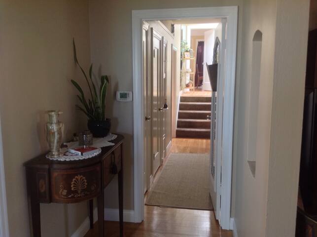 SF 2 BDR 1.5 bath Flat w/Ocean Views parking