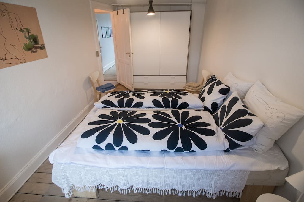 Bedroom with bed for two persons