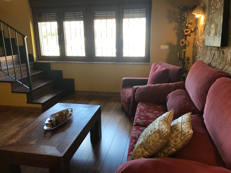 Salón diáfano con chimenea