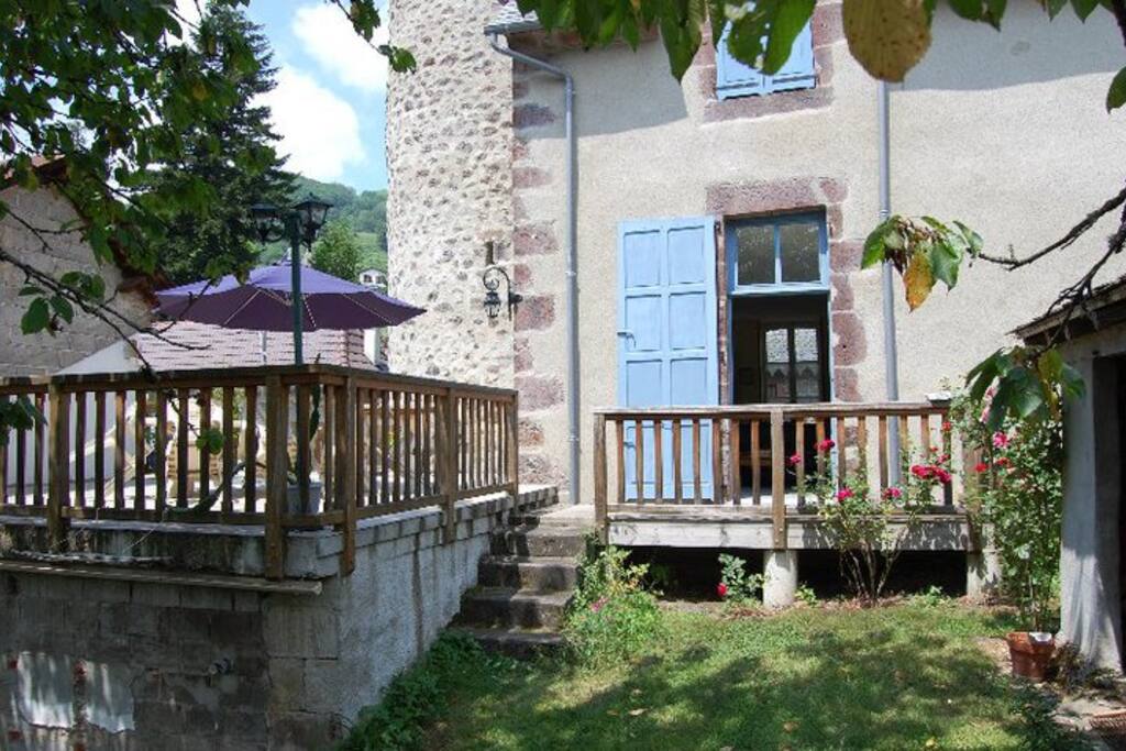 Terrasse et petit jardin fermé à l arrière, idéal jeunes enfants