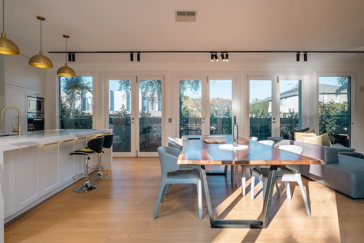 Luxury Modern 4BR/3.5B/Sauna/Gym/Courtyard/15m CBD