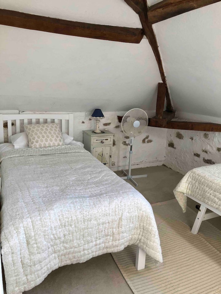 בחדר השינה השביעי בקומה העליונה יש מיטת יחיד עם משאית שמתחתיה ניתן לשלוף כדי להפוך את החדר הזה לחדר זוגי.  הוא חולק מקלחת ושירותים עם חדר שינה 3, אז זה חדר ילדים מצוין עם הורים בחדר שינה 3.