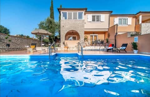 Romantic Villa with Pool * close to the sea