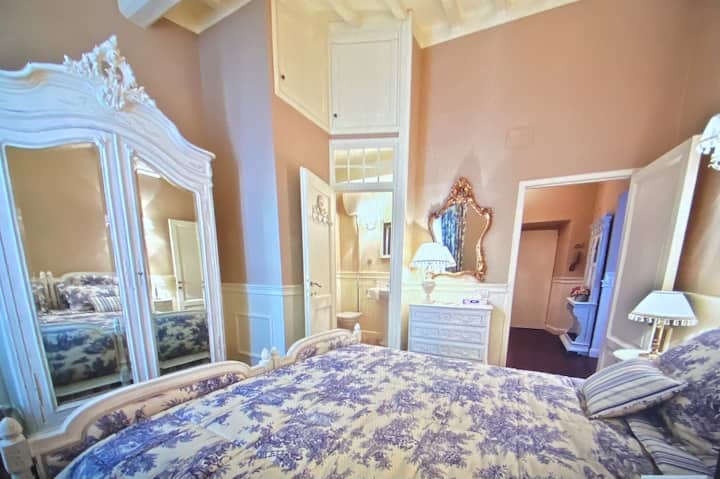 ห้องนอนห้องที่สองพร้อมเตียงเดี่ยว 2 เตียงที่สามารถเชื่อมต่อกันและห้องน้ำห้องที่สองในห้องนอน