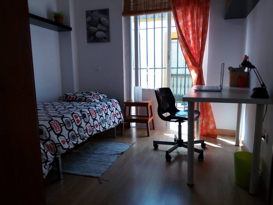 Habitación (sin una cama, con escritorio)