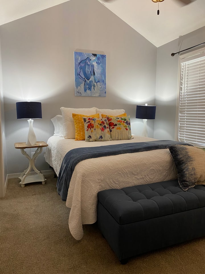 Chumba cha kulala kinatoa mahitaji mawili kando ya kitanda: meza, taa na bandari yote muhimu ya USB