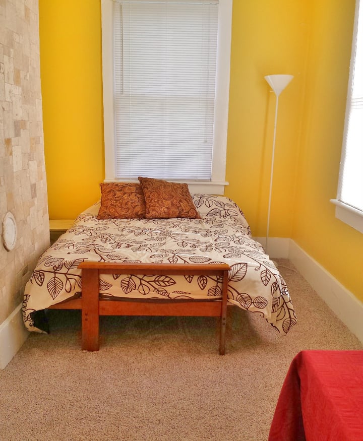 Ფუტონი მზის ოთახში მე-2 სართულზე. Ეს ოთახი აღმოსავლეთ უკანა ეზოს და მზის ამოსვლას აწყდება. Ეს ოთახი სარეცხი მანქანისა და საშრობის გასარეცხად საბოლოო ალკოვეტშია.