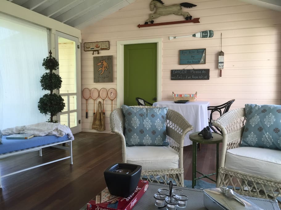 Screened in Porch seats 7 comfortably.