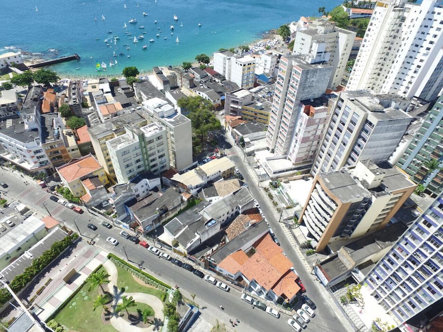 esta uma foto aérea mostrando o prédio do lado direito (o mais baixo) e a distância do mar azul (sem filtro) / this an panorama of the sight, my building is the shortest one on the right side and shows the distance from the blue sea with no filter