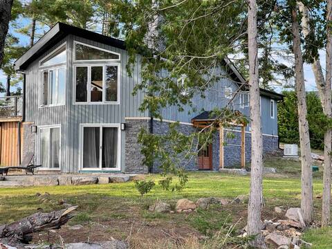 Lux 4 BDRM Cottage with Hot Tub & Pet Friendly
