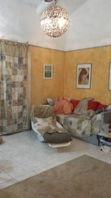Salon avec relaxe a bascule et tv lecteur dvd connection wifi